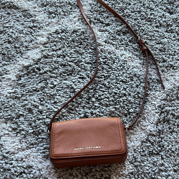 Marc Jacobs Handbags - Marc Jacobs pebbled leather tan crossbody bag mini